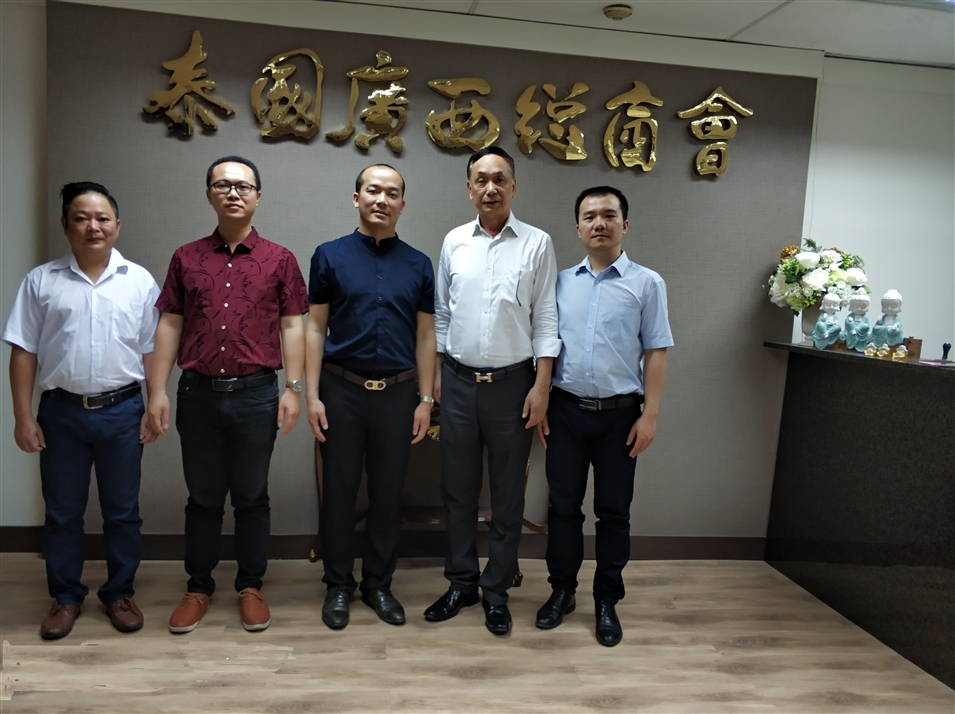 從左往右依次為國際部合伙人林健偉先生（左一），國際部總監(jiān)吳琪先生（左二），執(zhí)行董事粟宥朝先生（左三），商會主席李宇明（右二），國際部合伙人黃文超先生（右一）