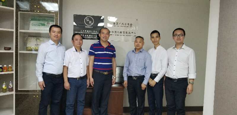 國(guó)際部合伙人黃文超（左一），林健偉（左二）國(guó)際部總監(jiān)吳琪（右一）執(zhí)行董事粟宥朝（左三），泰國(guó)廣西總商會(huì)副主席劉漢政（右二），泰國(guó)華人青年商會(huì)會(huì)長(zhǎng)助理黃志乾(右三)