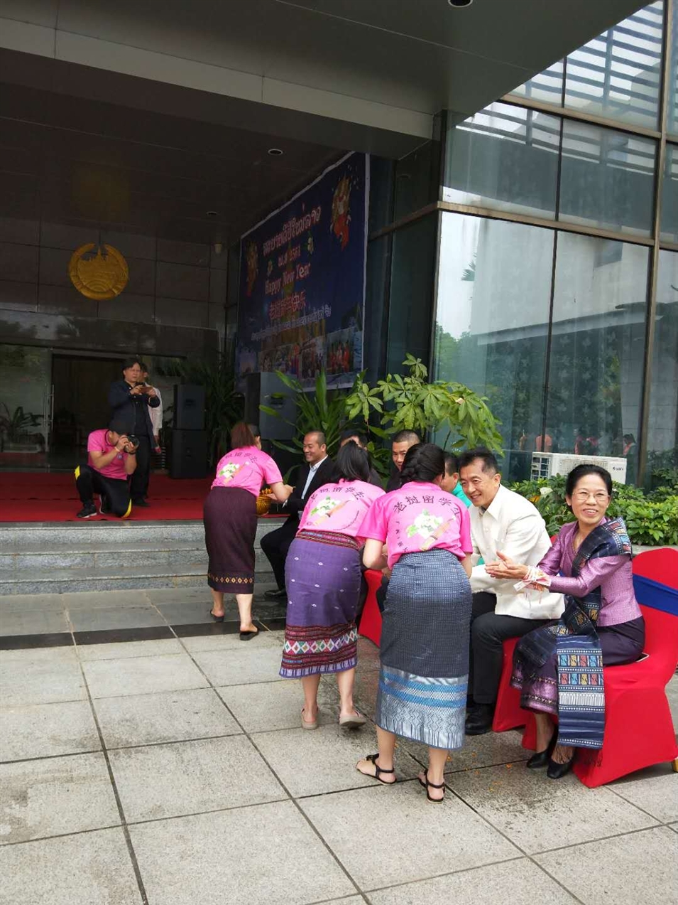 老撾駐廣西留學生代表將浸有花瓣的香水灑客人的手上，表示對嘉賓的美好祝福（圖二）