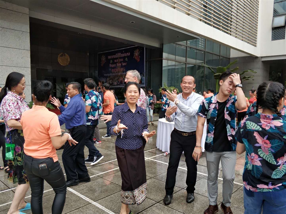 老撾駐南寧總領(lǐng)事萬?！ぞS麗雅彭女士與廣西金沛教育執(zhí)行董事粟宥朝先生一起在總領(lǐng)事館廣場載歌載舞