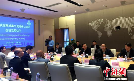 柬埔寨主流媒體采訪團(tuán)在廣西大學(xué)與師生交流。