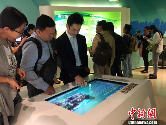 柬埔寨主流媒體采訪團(tuán)參觀南寧市規(guī)劃館。