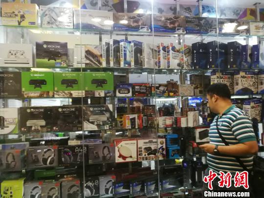 菲律賓統(tǒng)計局(Philippine Statistics Authority)5日發(fā)布10月份全國勞動力調(diào)查報告顯示，2018年10月就業(yè)不足率降至13.3%，而2017年10月為15.9%。圖為馬尼拉馬卡蒂一商場，貨品充足，青年人消費暢旺。 關(guān)向東 攝