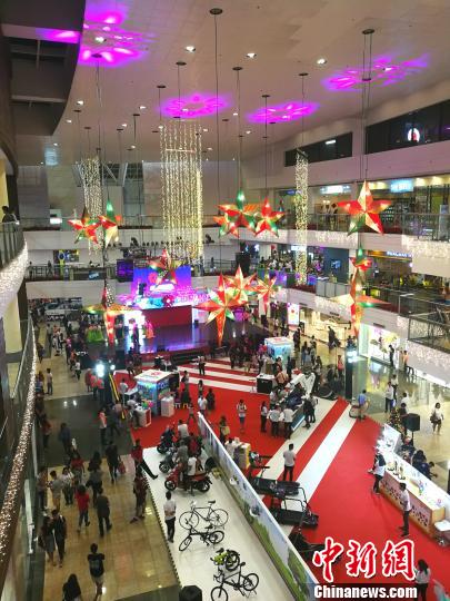 圖為馬尼拉馬卡蒂一商場，開始歲末大促銷，青年人消費暢旺。 關(guān)向東 攝