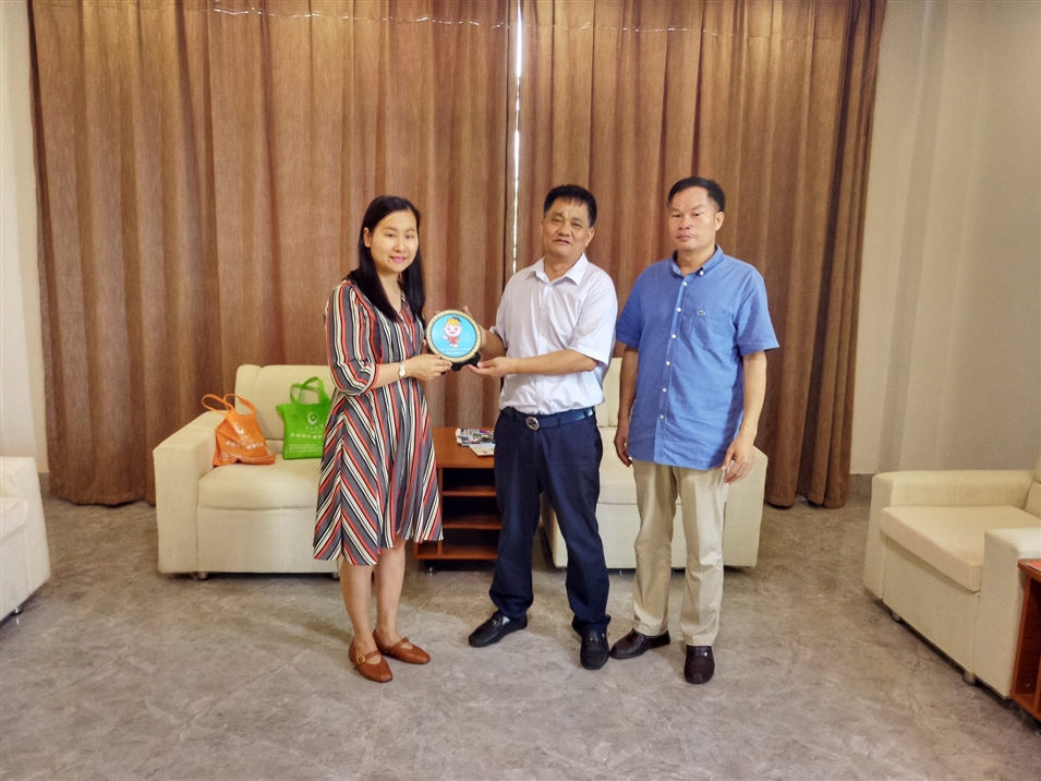 與謝站會(huì)長（左二）和鐘獻(xiàn)副會(huì)長（右一）合影留念