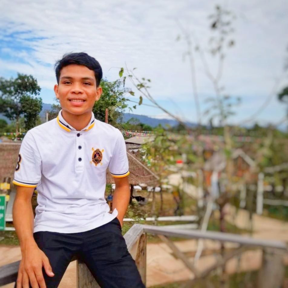 何冀南，柬埔寨人 老撾國(guó)立大學(xué)建筑學(xué)院城市規(guī)劃專業(yè)